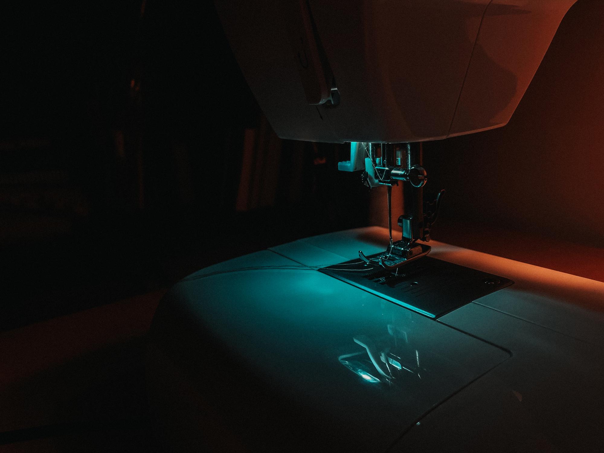 atelier front mit maschine und arbeitsfläche